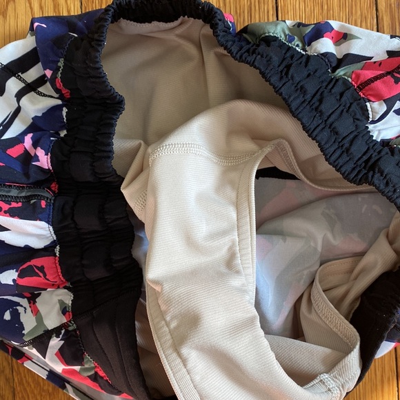 Lululemon Hotty Hot Shorts - Picture 3 of 7